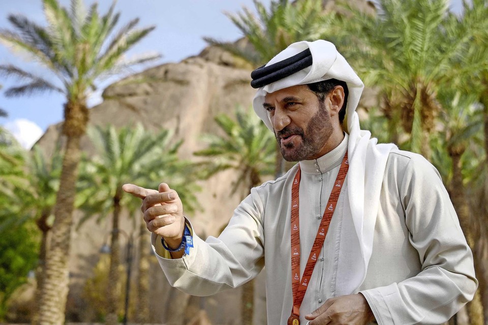 Mohammed Ben Sulayem tijdens een bezoekje aan de Dakar Rally. 