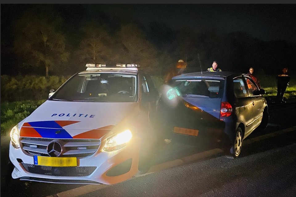 De politie heeft op de A73 bij Boxmeer de auto klemgereden. 