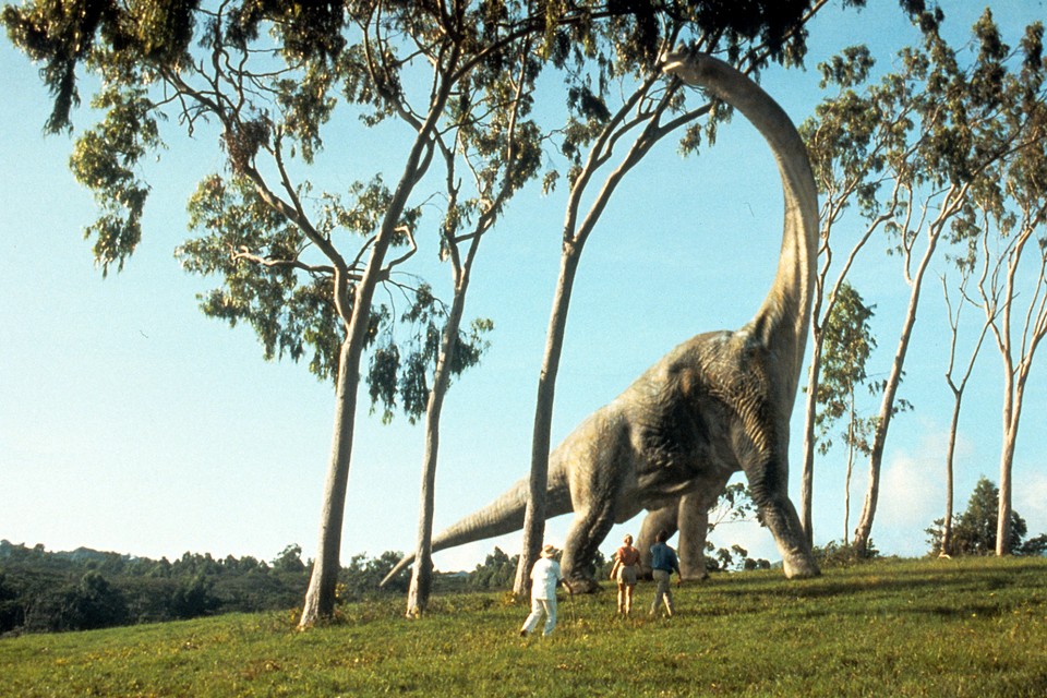 Een iconisch moment in de filmgeschiedenis: het moment dat we in Jurassic Park de eerste dinosaurus zien. De film viert deze maand zijn 25-jarig jubileum en is daarom vanaf 27 september weer in diverse bioscopen te zien.
