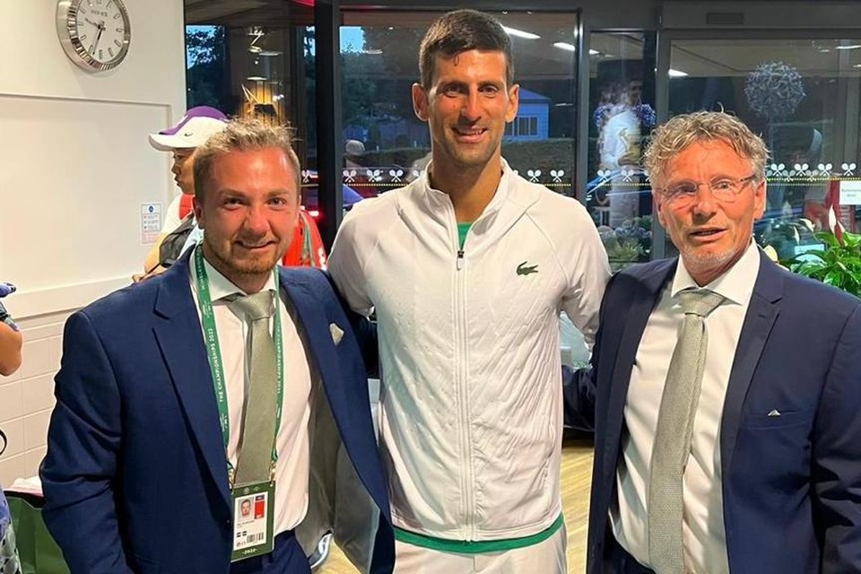 Novak Djokovic geflankeerd door Sam Schröder en diens coach Joop Broens. 