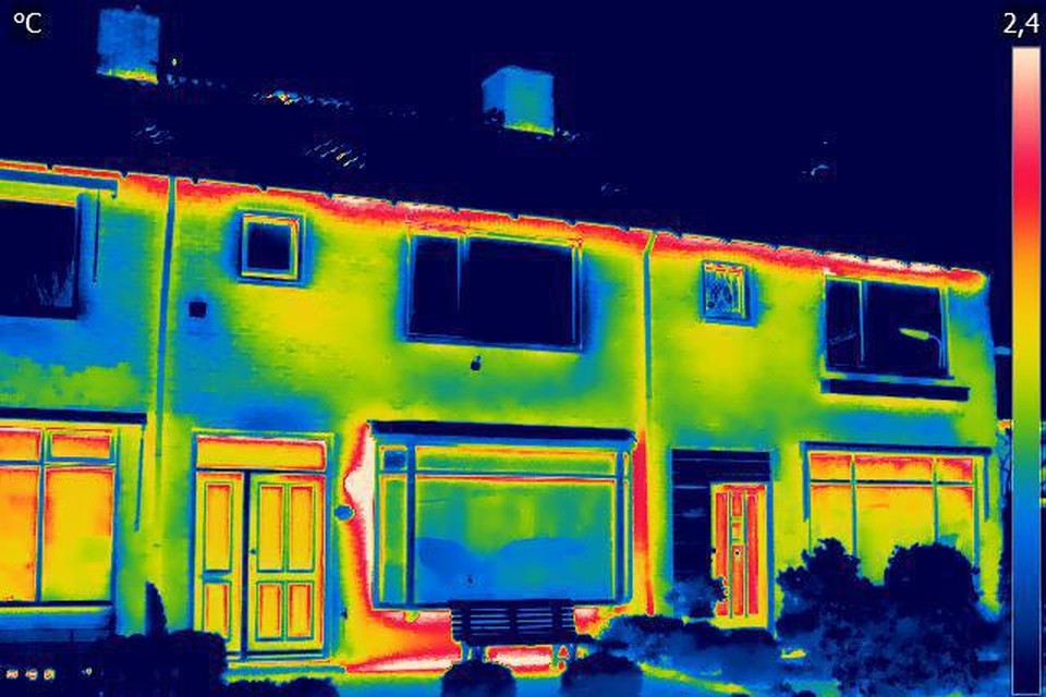 Met een warmtescan kan gezocht worden naar lekken van warmte bij gebouwen.