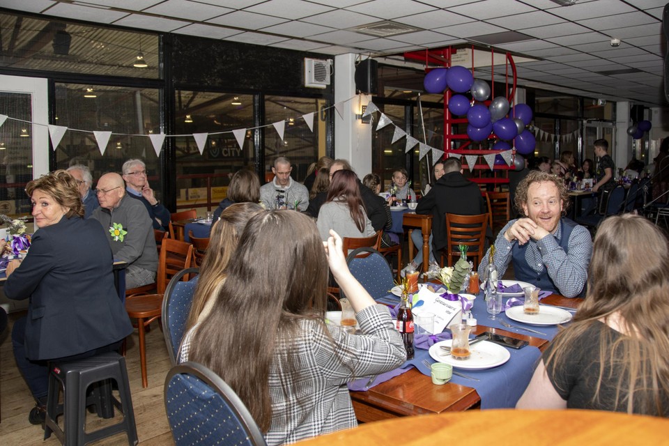 Gasten genieten van het gratis diner inclusief optredende artiesten in de vip-ruimte van Glanerbrook.