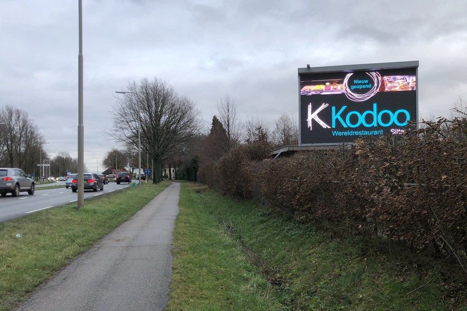 Het beeldscherm met reclame, dat vorige week op privégrond langs de Urmonderbaan stond, is uitgezet. 