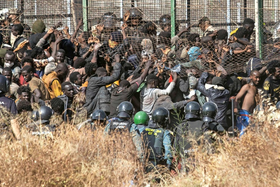 Afrikaanse migranten bestormen de grenshekken in de Spaanse enclave Melilla. 