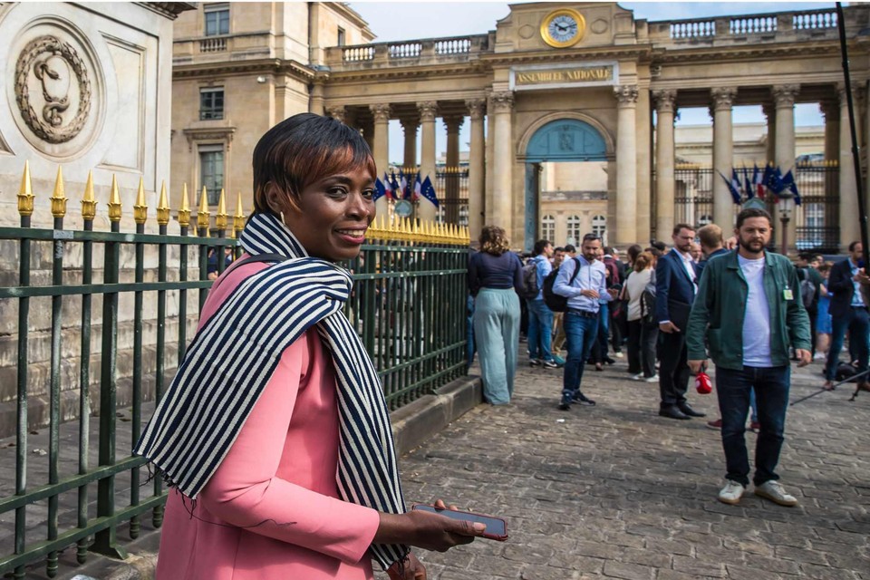 Rachel Keke arriveert bij het parlements­gebouw in Parijs.  