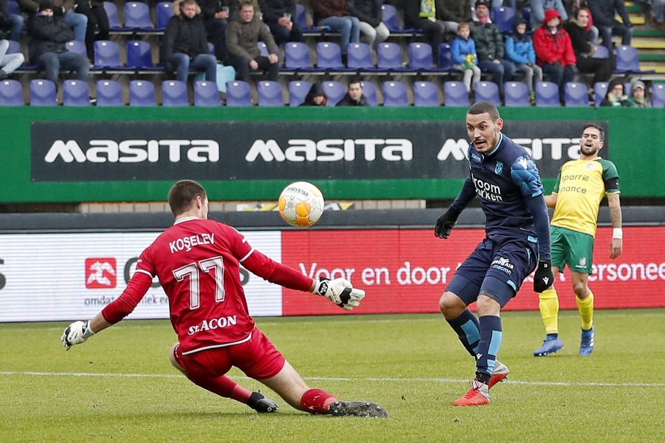 Oussama Darfalou namens Vitesse in actie tegen Fortuna Sittard. 