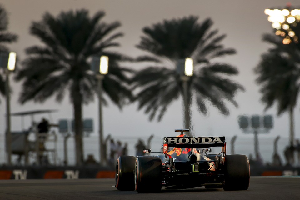Max Verstappen tijdens de vrije training in Abu Dhabi. 
