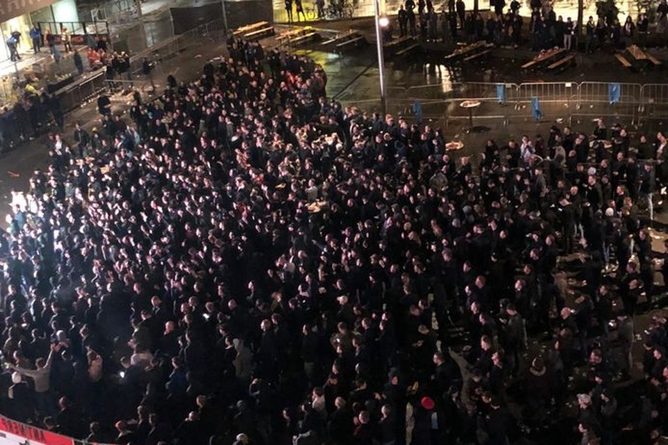 Drukte op het plein, voorafgaand aan het duel.