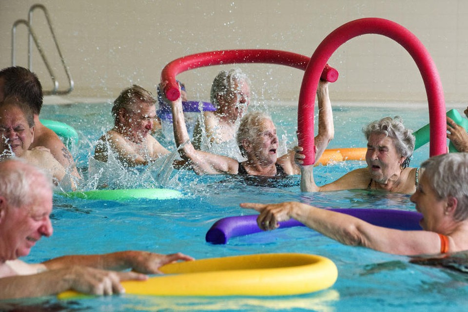 Foto ter illustratie: Ouderen van Mosae Zorggroep zwemmen in het Geusseltbad