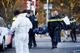 thumbnail: De spoorwegovergang aan de Panovenlaan is afgezet na een aanrijding van meerdere personen door een trein. Twee personen en twee honden zijn om het leven gekomen, de politie gaat uit van zelfdoding.