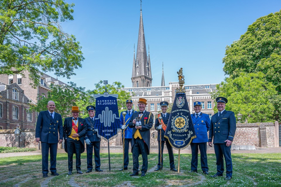 Hans Schörgers van de Mander (midden) samen met de twee Sittardse muziekgezelschappen. 