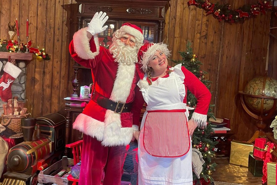 De Kerstman en zijn vrouw in het huis van de Kerstman in 2021. 
