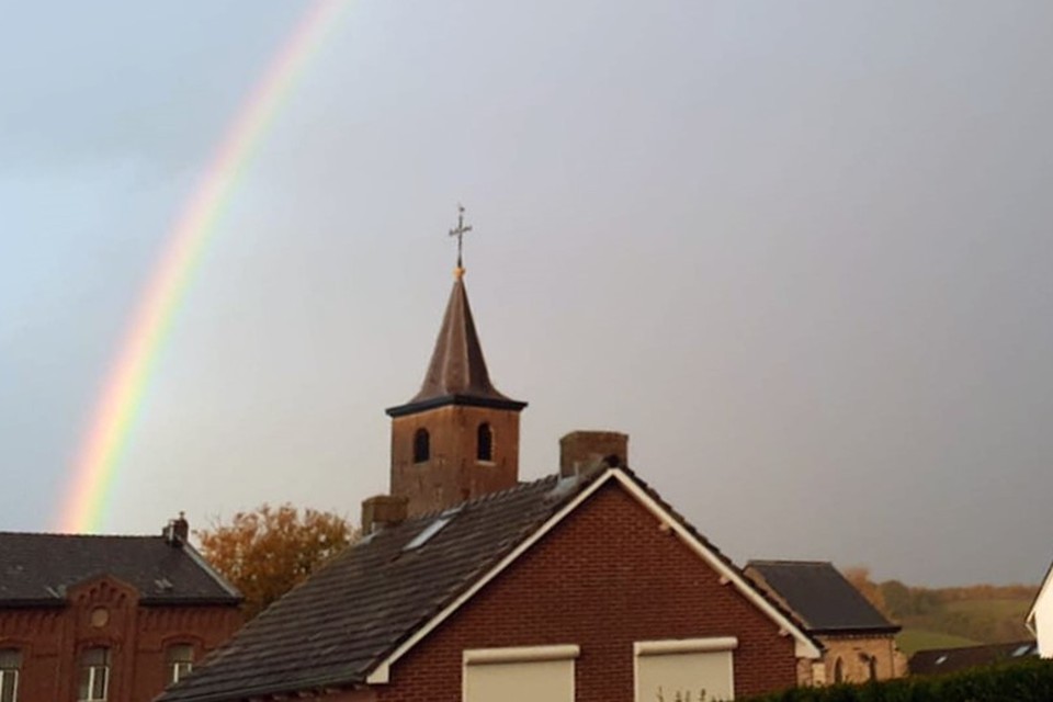 Regenboog boven het kerktorentje van Wahlwiller. 