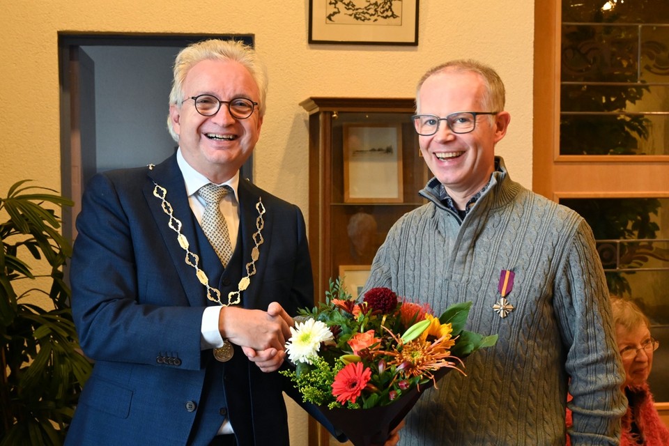 Bas Aalders (rechts) heeft de postume onderscheiding voor zijn oudoom ontvangen van burgemeester Willem Gradisen. 