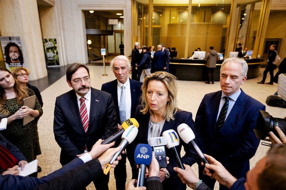 Minister Kajsa Ollongren staat in 2017 de pers te woord na het vertrek van Luc Winants als burgemeester van Brunssum. V.l.n.r. oud-gouverneur Theo Bovens, Gerd Leers, Kajsa Ollongren en Luc Winants. 