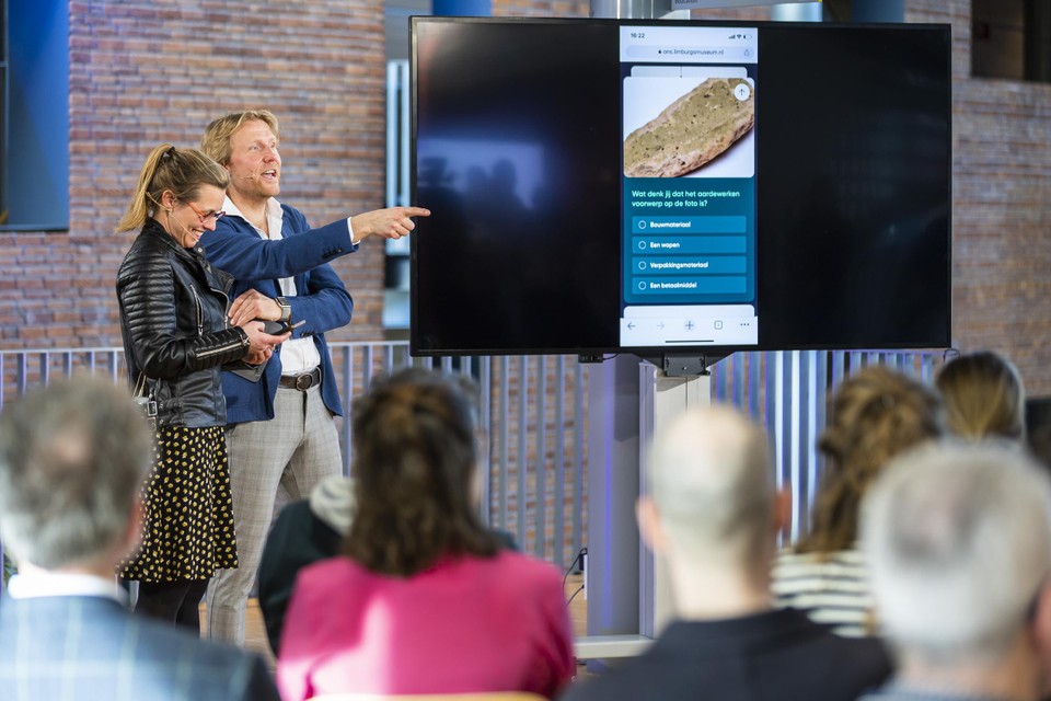Dagvoorzitter Frans Pollux en Mijke Harst, manager collecties, geven uitleg bij de lancering van de site Ons Limburgs Museum.