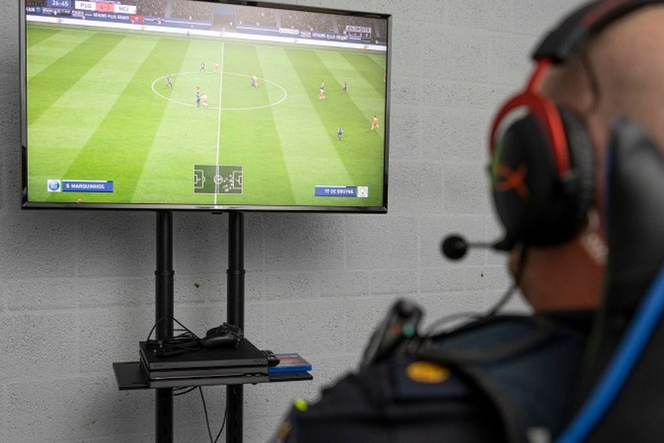 De Maastrichtse politie biedt jongeren de kans mee te doen aan een online FIFA-toernooi. 
