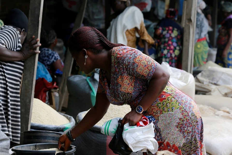 Een Nigeriaanse vrouw op een markt in Makurdi, Nigeria.