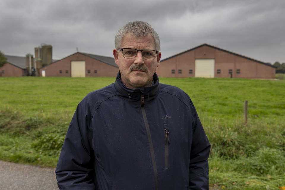Theo Coumans met op de achtergrond de lege en hermetisch gesloten stallen van zijn kalkoenbedrijf in Ospel.  