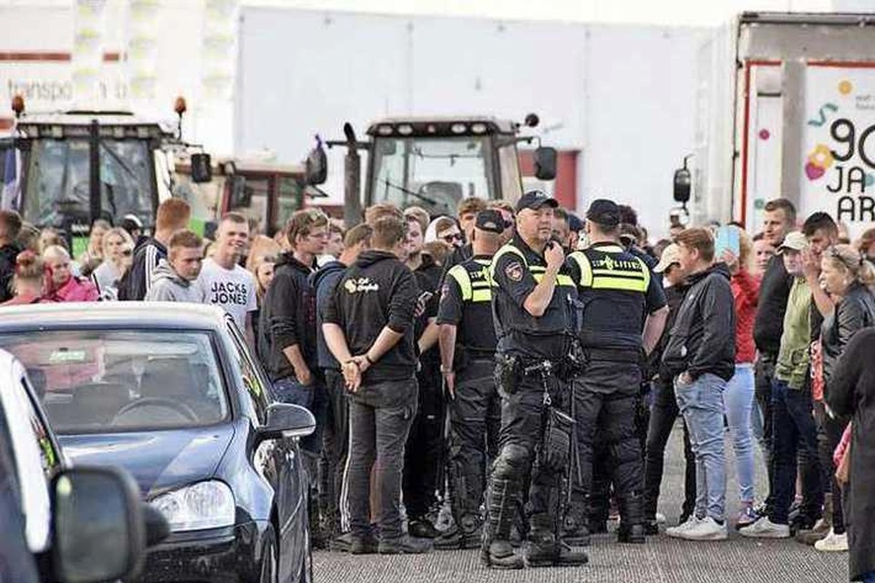 De mobiele eenheid moest vanavond opnieuw in actie komen in Heerenveen. Een groep protesterende boeren had daar het distributiecentrum van de Spar geblokkeerd. 