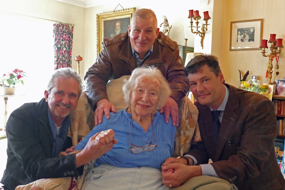 Vera Lynn geflankeerd door links Eugene Wiering, Ruud Scholten (midden) en Wim Seelen.