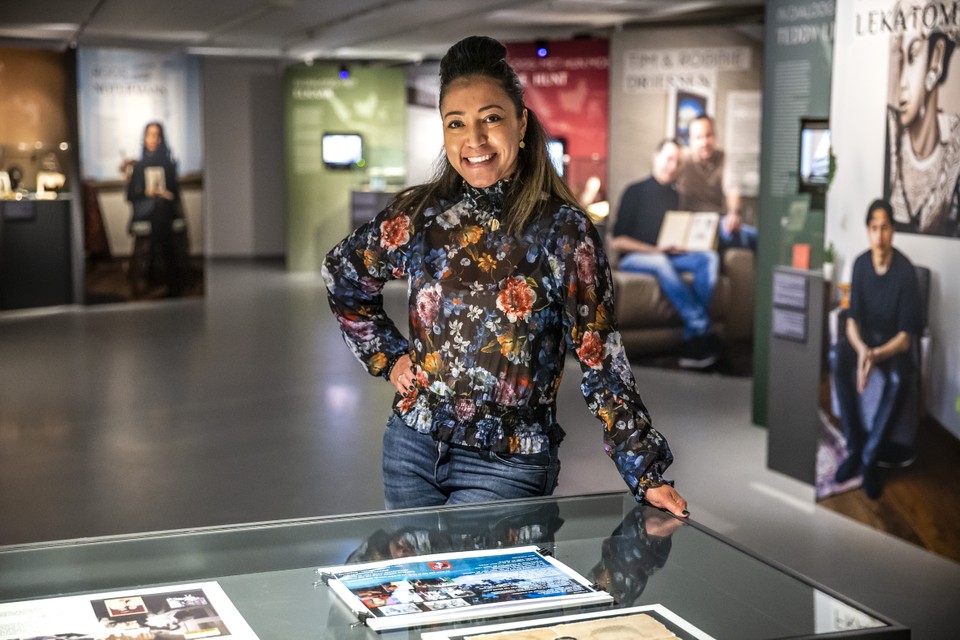 Stefanie Hehalatu uit Maastricht deelt haar familiegeschiedenis in de tentoonstelling ‘Van Daar & Van Hier’ in het Limburgs Museum. 