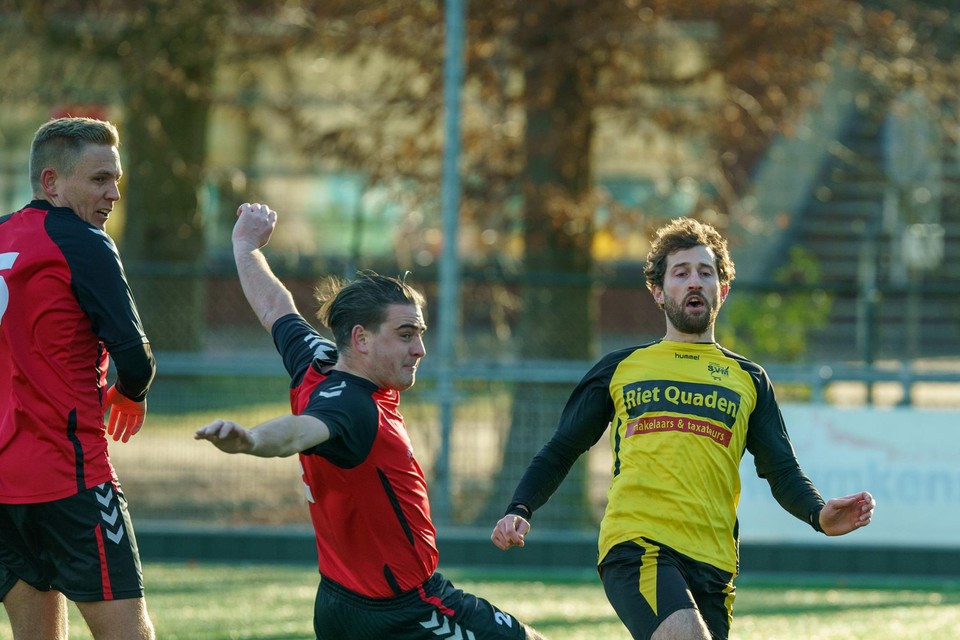 SVM’er Bas Kengen in duel met Eikenboom van Centrum Boys.