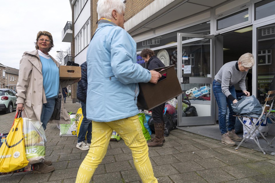 In heel Limburg brengen mensen spullen die vervolgens naar Oekraïense vluchtelingen in Polen worden gebracht, zoals hier in Kerkrade. 