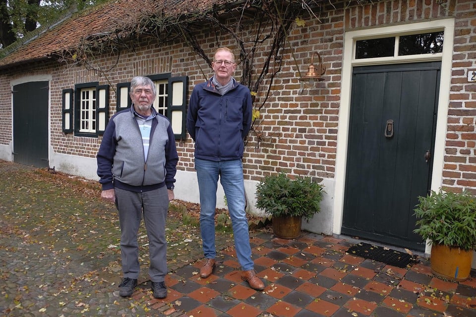Bèr Geelen (l) en Ad Maes voor de boerderij waar ‘Kerneele Graad’ (Gerardus van Helmond) woonde. De boerderij is na 1976 door de huidige bewoner gerestaureerd. Het huidig adres is Grensweg 2 (voorheen wijk nr. E327). 