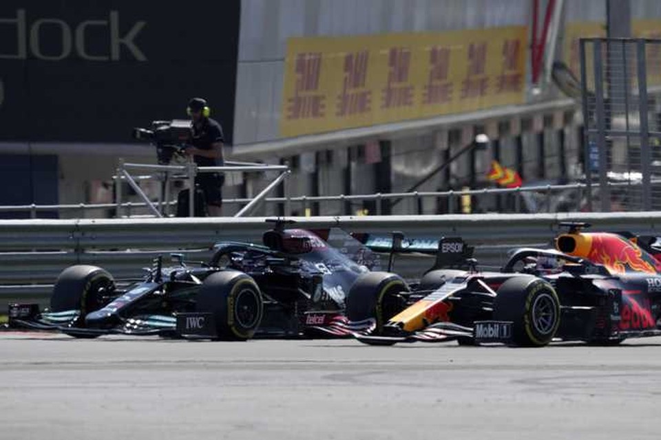 Lewis Hamilton tikte Max Verstappen in Engeland van de baan, kreeg een straf, maar won alsnog de race. 