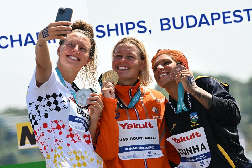 De gouden Sharon van Rouwendaal op het podium met haar concurrenten in de fenomenale sprint, Leonie Beck (zilver/links) en Ana Marcela Cunha (brons, rechts). 