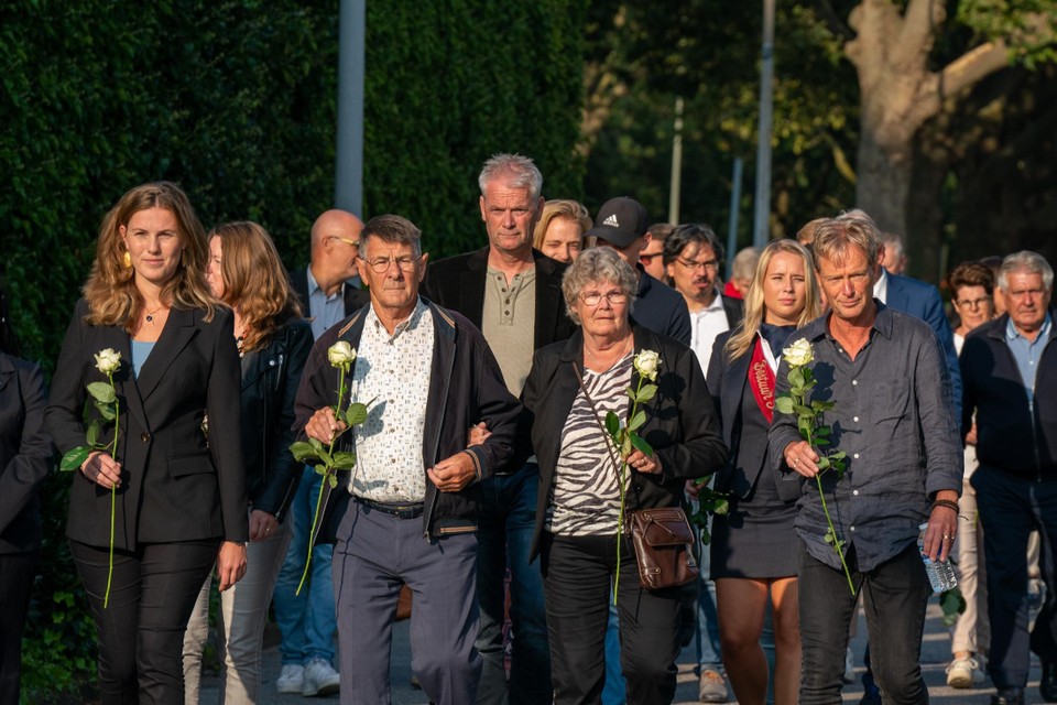 Kelly de Vries (l.) naast de ouders van Tanja Groen tijdens de stille tocht vorig jaar in Maastricht. 
