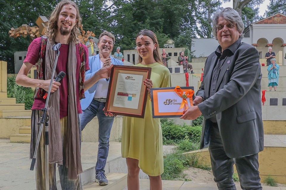 De acteurs Robin Langen en Ivo Haanen namen de prijs met bijbehorende oorkonde in ontvangst. 