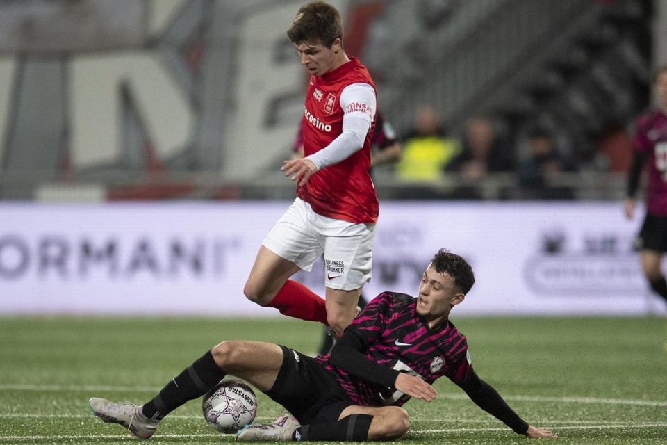 Jarne Steuckers wordt gestuit door een Utrecht-verdediger. De MVV-speler zou later de winnende treffer scoren.