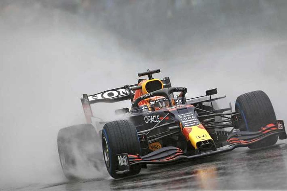 Max Verstappen in actie achter de safety car. 