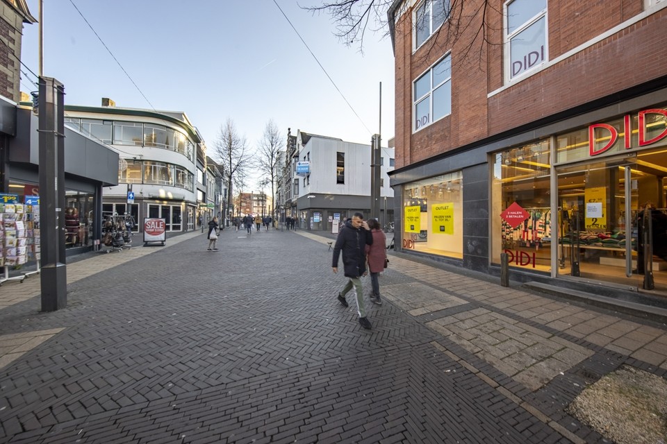 Op de hoek Saroleastraat/Dautzenbergstraat staan de panden waar Bakker Bart (linksachter) en Only&Sons (rechtsachter) lagen leeg. Rechtsvoor heeft Didi opheffingsuitverkoop. 