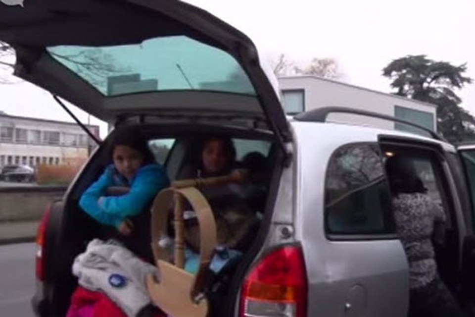 Een gezin met zes kinderen woont noodgedwongen in een auto.