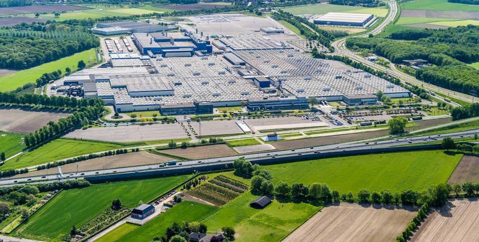 De autofabriek VDL Nedcar, linksboven een deel van het Sterrebos. 
