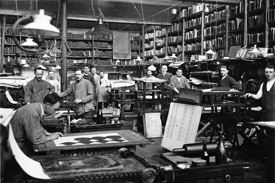 Werknemers van Smeets in Weert bij de lithografiepers in 1930. 