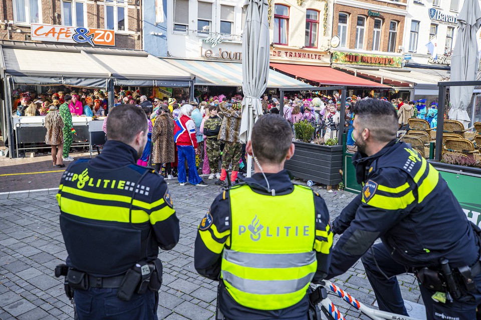 De politie houdt toezicht op een druk Stationsplein in Roermond. 