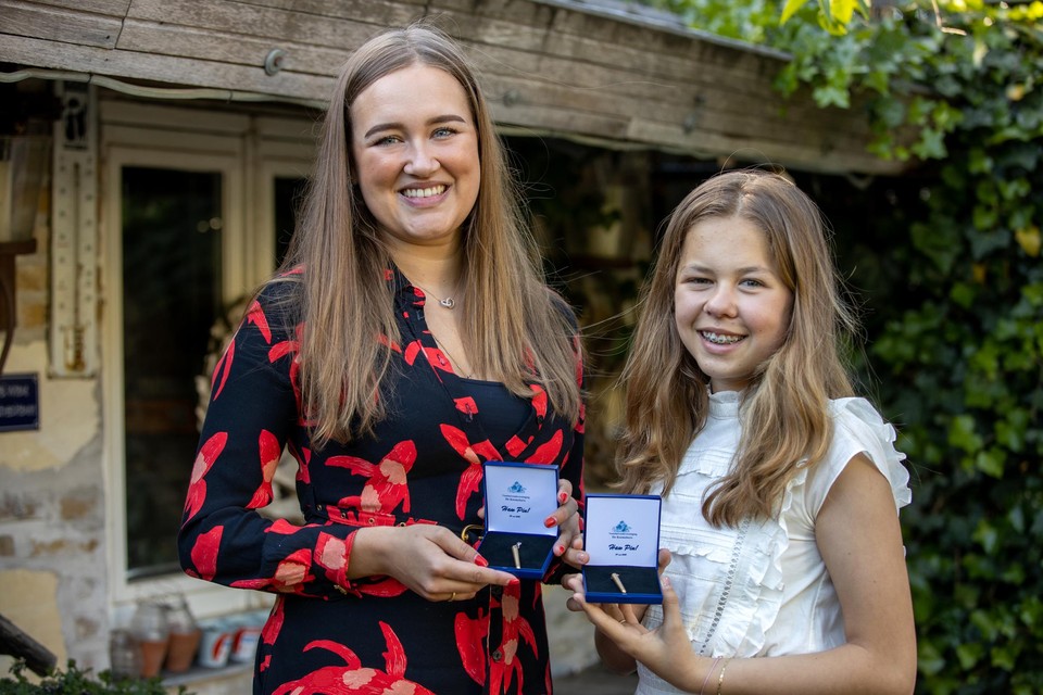 De zusjes Floor (links) en Christien Albertz ontvingen in 2020 een ‘Haw Pin’ onderscheiding voor hun liefdadigheid. 