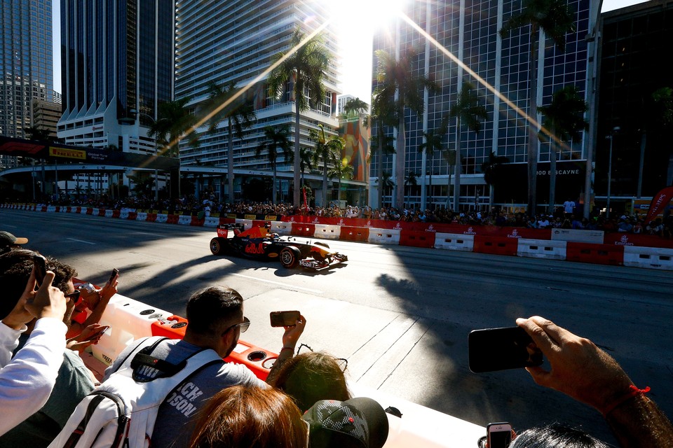 In 2018 was Red Bull al een keer present tijdens een show run in Miami. Hier racet Patrick Friesacher langs de palmbomen en het publiek.  