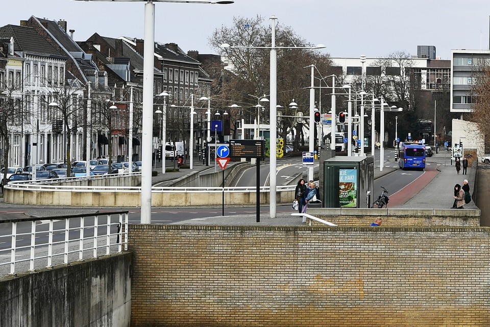 Achter het bushokje aan de Maasboulevard in Maastricht moet de eindhalte van de tram uit Hasselt komen. 