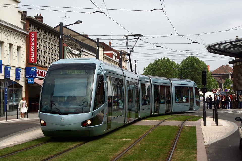 De tram in het Noordfranse Valenciennes gold als voorbeeld voor de lijn die in 2012 tussen Hasselt en Maastricht gerealiseerd moest zijn. 