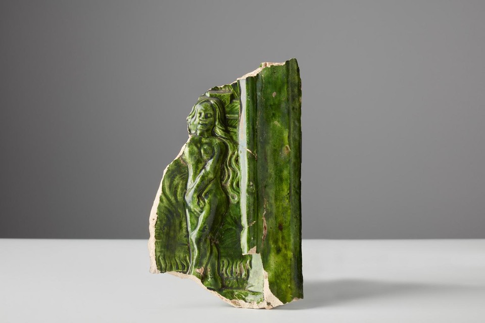 Eén van de archeologische objecten; een aardewerkfragment met groen koperglazuur, afkomstig van kacheltegels. 
