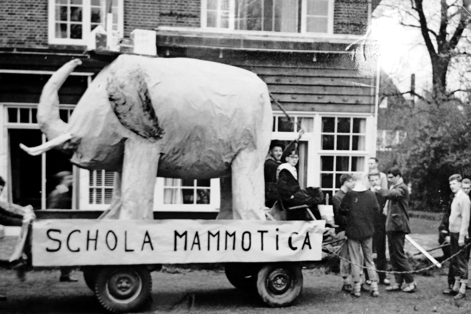 Jo Ritzen onthaalt de mammoet. Zijn school, het Bernardinuscollege in Heerlen, mag begin jaren '60 experimenteren met de Mammoetwet.  