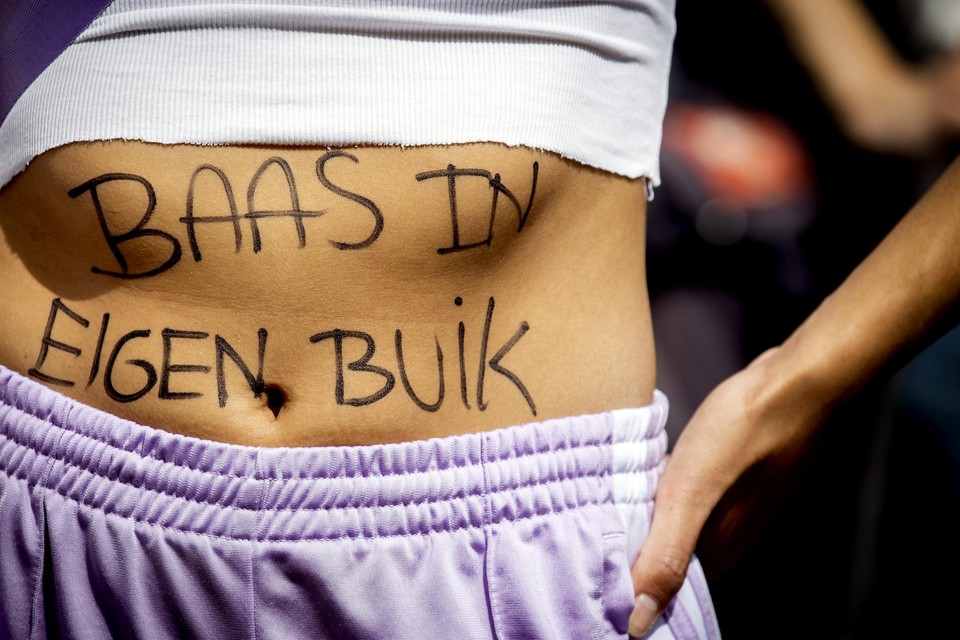 Demonstrant tijdens een solidariteitsdemonstratie voor het abortusrecht op de Dam (7 mei 2022).  