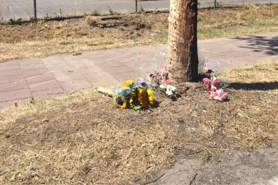 Op de plek van het ongeval werden bloemen gelegd. 