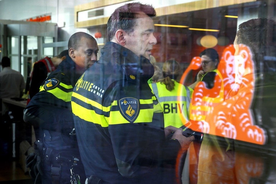 In een hoofdkantoor van ING aan de Bijlmerdreef in Amsterdam-Zuidoost is een bombrief ontploft. 