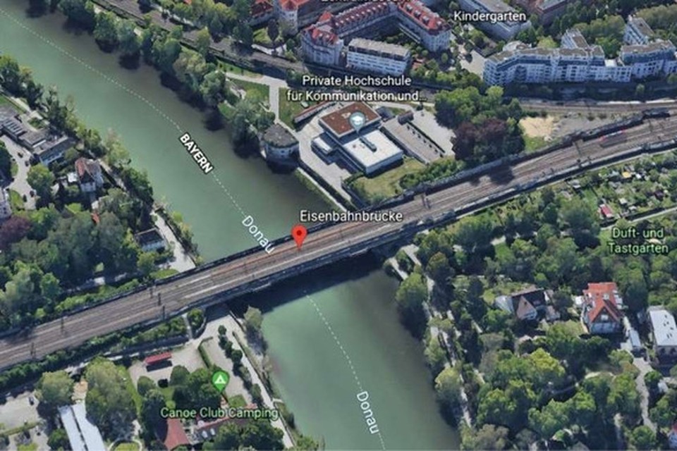 De vrouw verdween onder water bij de pijlers van de brug. 